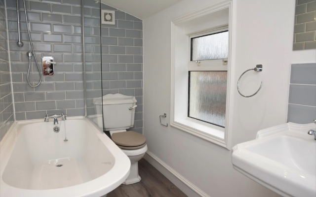 Bathroom renovation by MQ